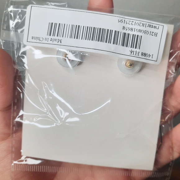 NWT Skull Earrings - Picture 6 of 6